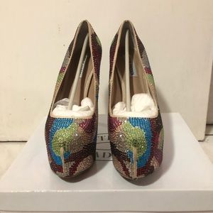 Multi colored platform pumps